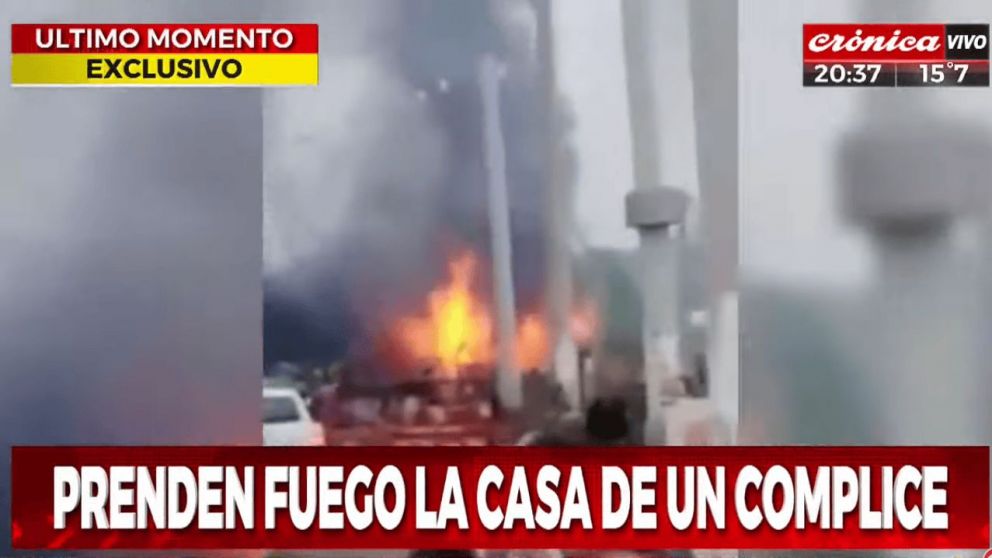 El momento en que los vecinos incendiaron la vivienda (Crónica HD).
