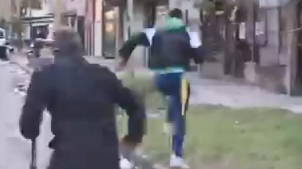 Los vecinos del barrio recuperaron el celular del periodista. (Captura de Pantalla)