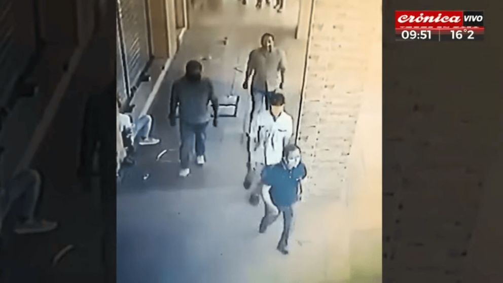 El momento en que los cacos sorprendieron al peatón (Captura de video).