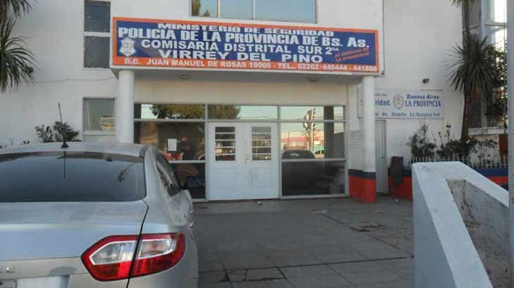 Policías de la comisaría de Virrey del Pino tratan de esclarecer el dramático suceso.