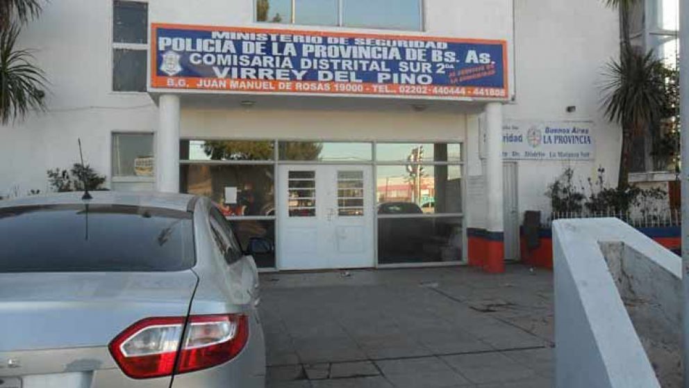 Policías de la comisaría de Virrey del Pino tratan de esclarecer el dramático suceso.