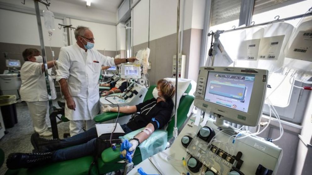 El uso de plasma de pacientes recuperados reduciría 24% la mortalidad por coronavirus.