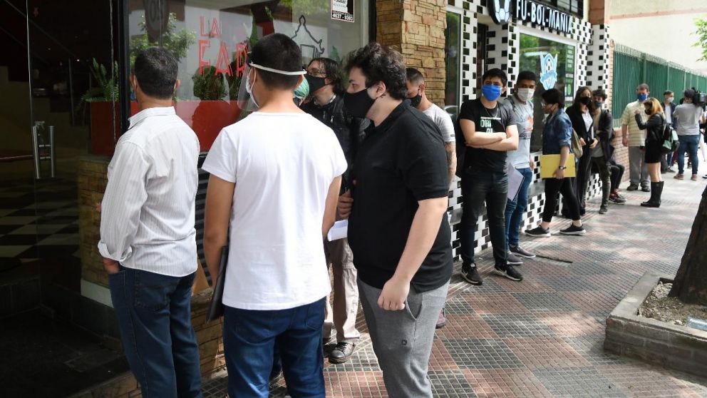 La fila ocupaba casi tres cuadras sobre avenida Independencia. (Crónica/Ruben Paredes)