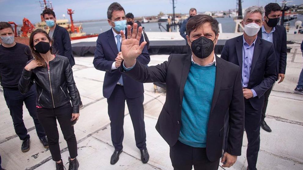 Meoni y Kicillof encabezaron la firma de un plan de dragado para el puerto de Mar del Plata. (Télam)
