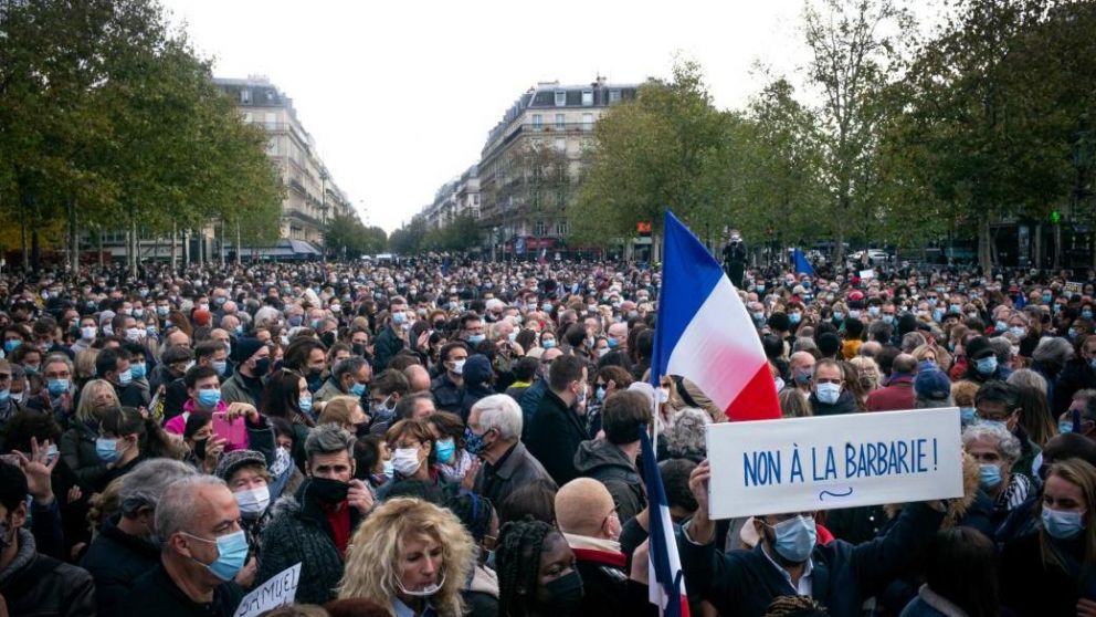 Miles de personas en homenajes al docente decapitado por mostrar una caricatura de Mahoma en Francia
