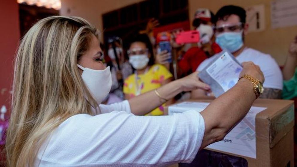 La presidenta de facto de Bolivia, Jeanine Áñez, emitió su voto esta mañana (Twitter).