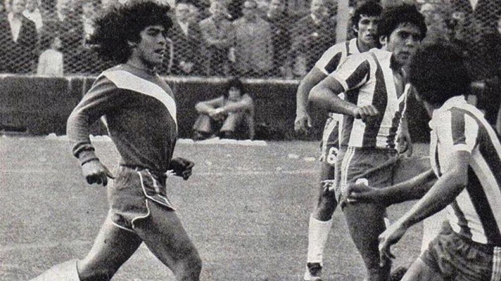 Maradona debutó ante Talleres de Córdoba.