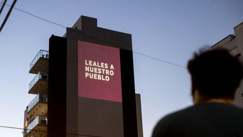 El Movimiento Evita de la Ciudad de Buenos Aires realizó el viernes por la noche una serie de proyecciones nocturnas (Télam).