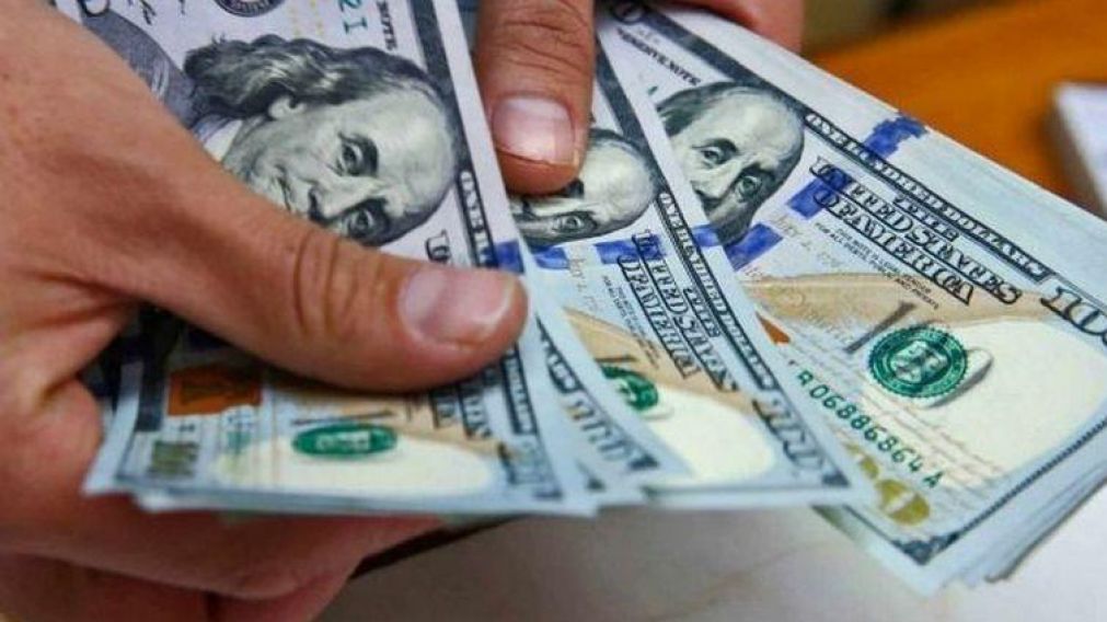 Con los recargos impuestos a la compra de divisas, el d�lar promedia los $136.