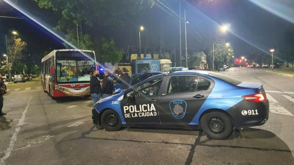Un delincuente resultó muerto en la balacera (Twitter).