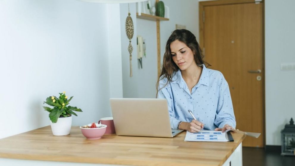 Manualidades: armado de soportes para teletrabajar más cómodos.
