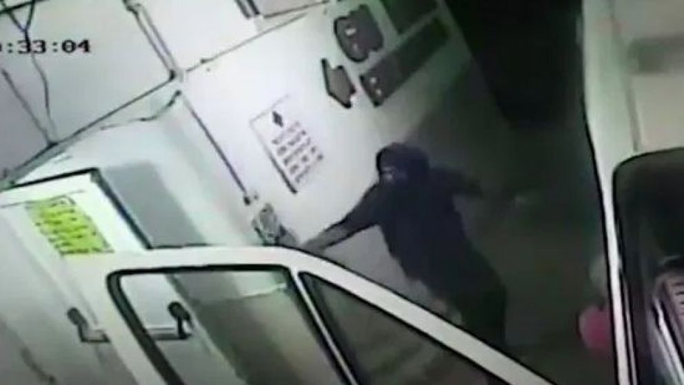 Atacan a balazos a un médico en un hospital en Río Negro.