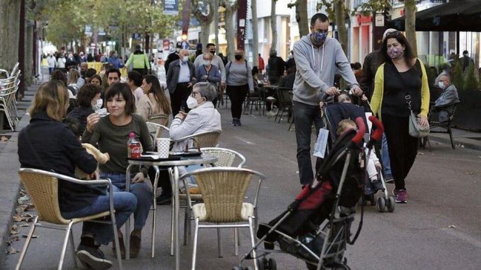 España sumó más de 13.000 nuevos casos de coronavirus y Cataluña anunció restricciones.