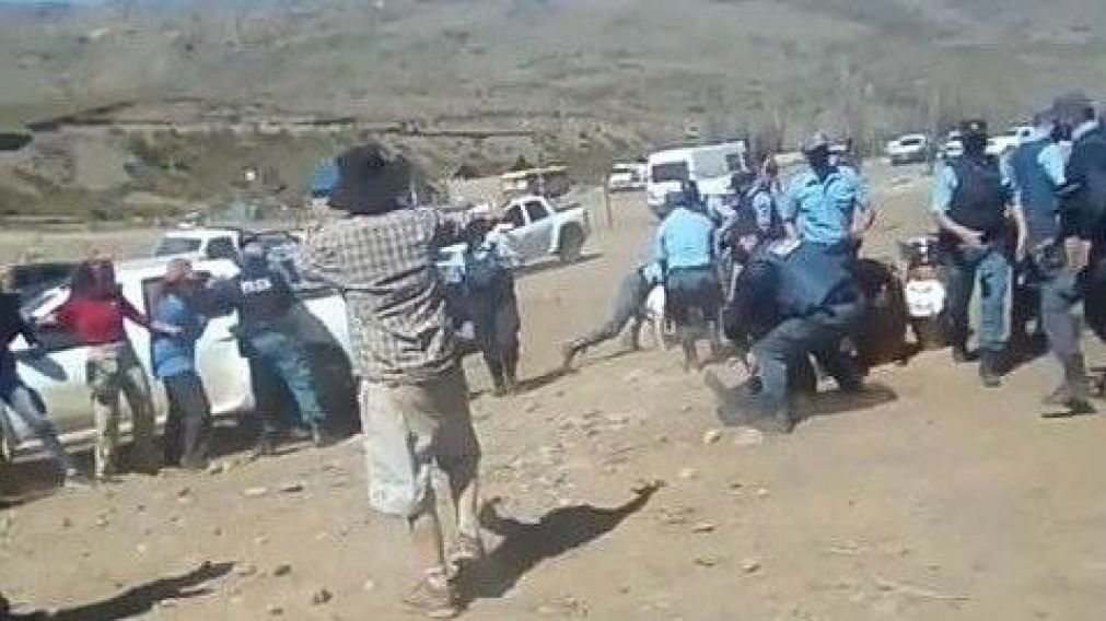 Detienen a ecologistas que se oponen a la construcción de una represa en Neuquén.