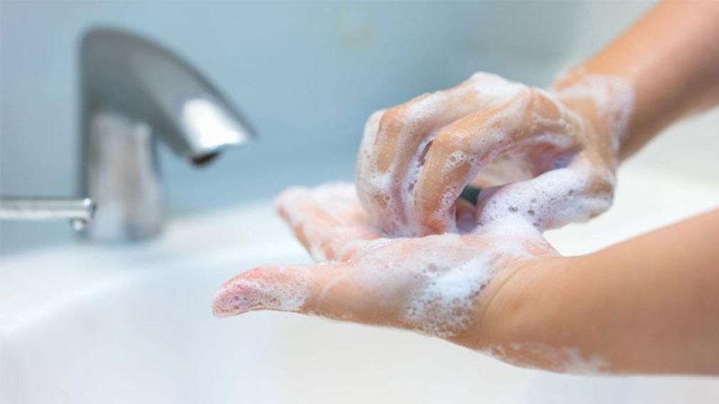 Aunque el uso de alcohol en gel puede servir a alguien que en el momento no tiene disponibilidad de agua y jabón, no reemplaza el correcto lavado de manos