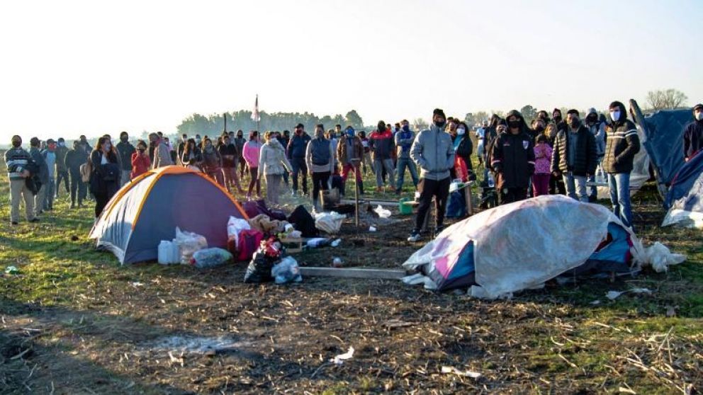 Más de 600 familias abandonaron el predio ocupado en Guernica.
