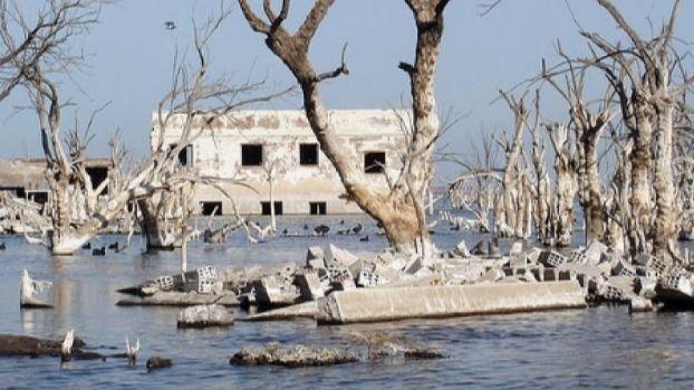 En 1985, el lago creció demasiado, inundando a la Villa Epecuén