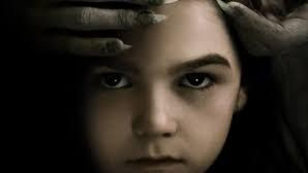 Las presencias no siempre son tales: es necesario investigar. (Imagen: Portada de la película "The turning"