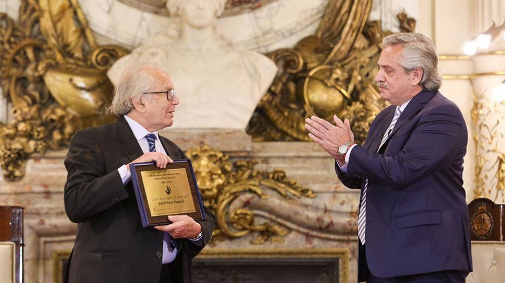 Alberto Fernández encabezó un acto homenaje a Adolfo Pérez Esquivel.
