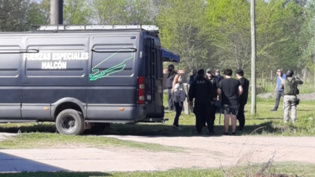 Los efectivos policiales tuvieron que rodear la casa en la que el individuo se había atrincherado.