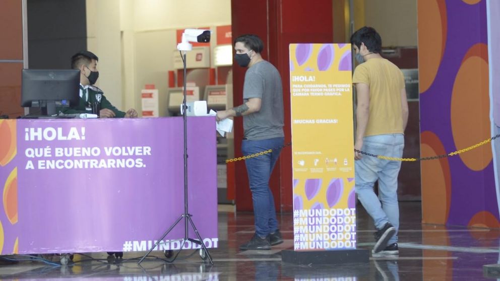Los shoppings de Capital Federal podrán abrir sus puertas de 12 a 20, desde este miércoles. (Fernando Pérez Re/Crónica)