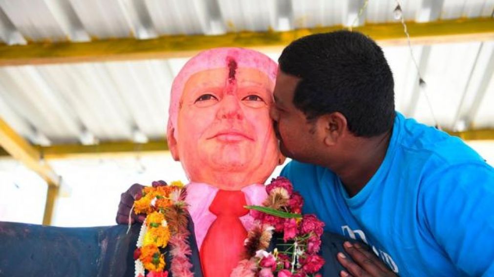 Bussa Krishna con la estatua que hizo de Trump.