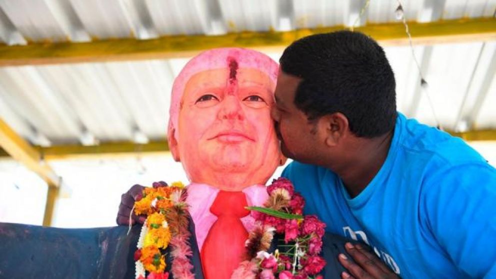 Bussa Krishna con la estatua que hizo de Trump.