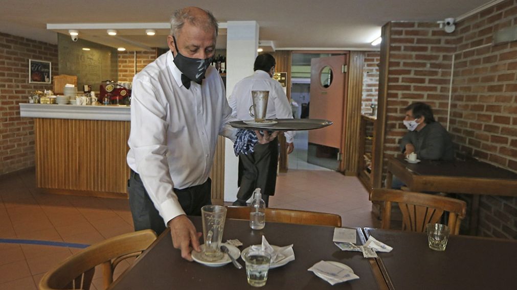 El regreso a la Fase 1 en seis ciudades de Neuquén implica que los bares tendrán que volver a la modalidad take away (Télam/Archivo).