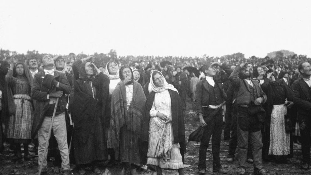 Miles de personas, entre las cuales hab�a reporteros y fot�grafos, se juntaron un 13 de octubre de 1917 para atestiguar en milagro anunciado por la Virgen de F�tima