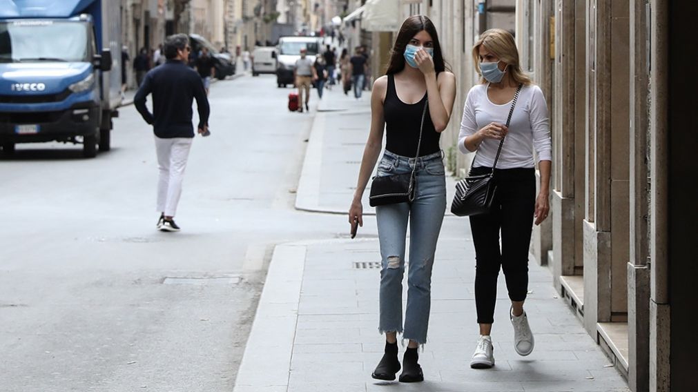El decreto en Italia no solo fija lo que debe ocurrir en la vía pública, sino también dentro de las viviendas (Télam).