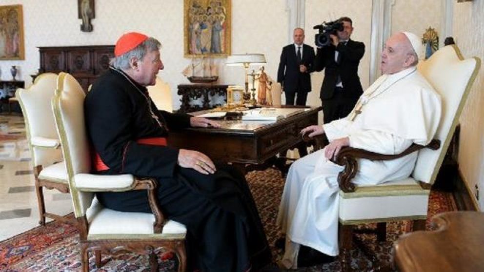 El papa Francisco junto al cardenal australiano George Pell, absuelto por casos de pedofilia en su país y