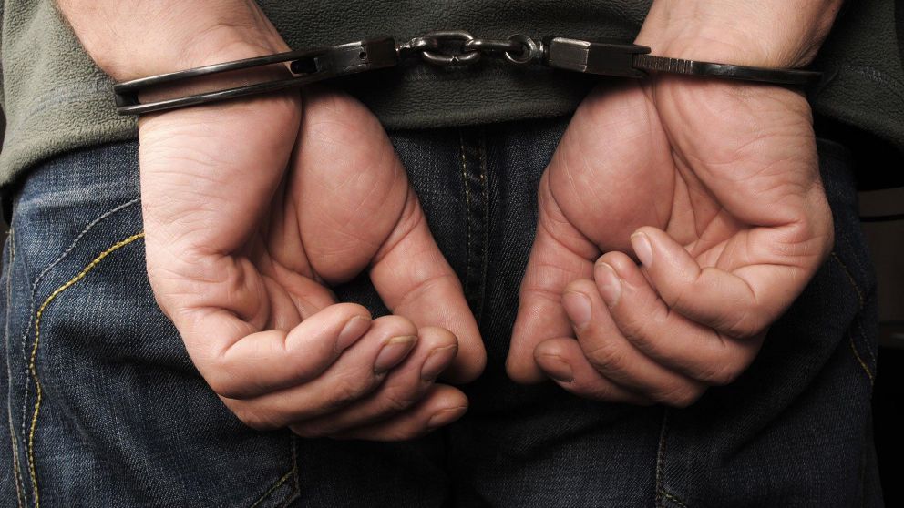 Cae joven colombiano que evadió control vehicular e intentó sobornar a la Policía.