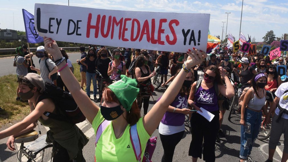 La Multisectorial por los Humedales realizó un corte en concientización contra las quemas en las islas del Delta del Paraná. (Télam)
