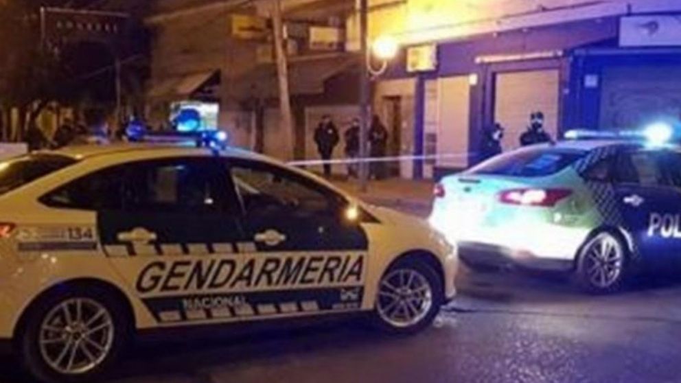 Patrulleros en el lugar donde apuñalaron Ángel Hipólito Pérez, de 17 años.