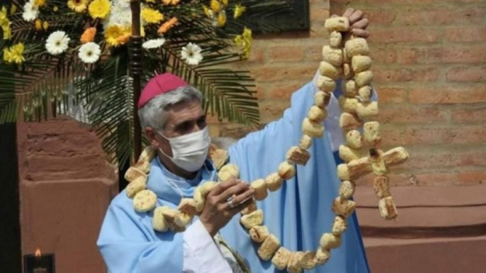 El obsequiado es José Larreigan, un obispo auxiliar