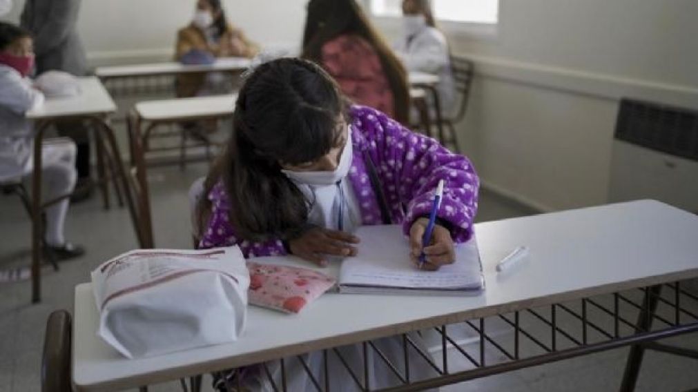 Autorizan la vuelta a clases presenciales: cómo será el protocolo y quiénes podrán regresar a las aulas.