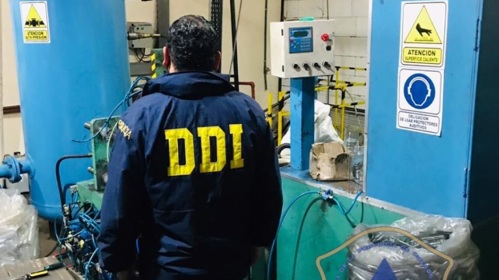Parte de los equipos que los delincuentes habían instalado en uno de los inmuebles allanados.