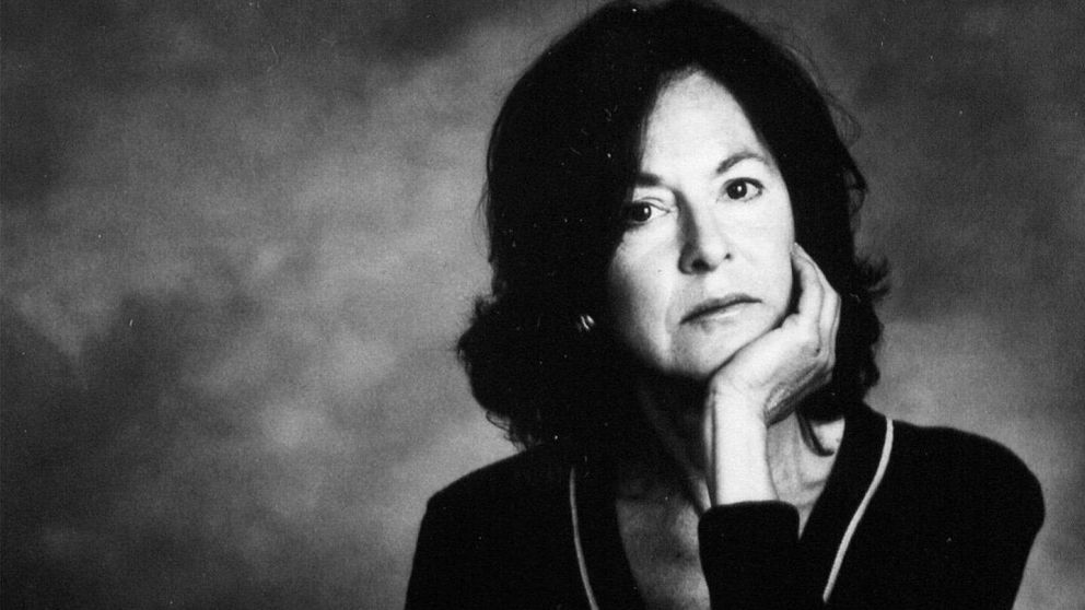 La Academia Sueca la premió "por su inconfundible voz poética que con austera belleza hace universal la existencia individual".