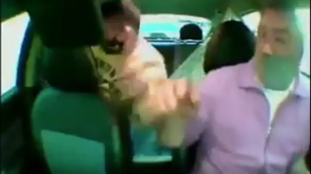 El momento en que el conductor es atacado por el malviviente.