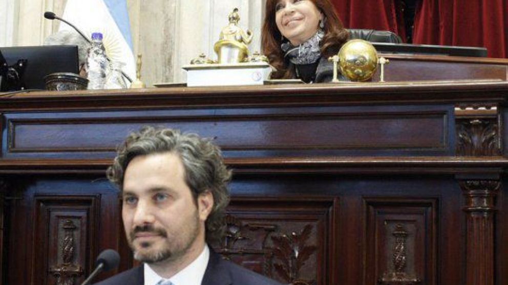 Cristina Fernández de Kirchner, la presidenta de la Cámara alta recibe al jefe de Gabinete, Santiago Cafiero.