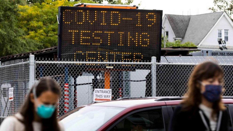 El gobernador de Nueva York apuesta por más testeos y consciencia de la gente para detener el covid-19.