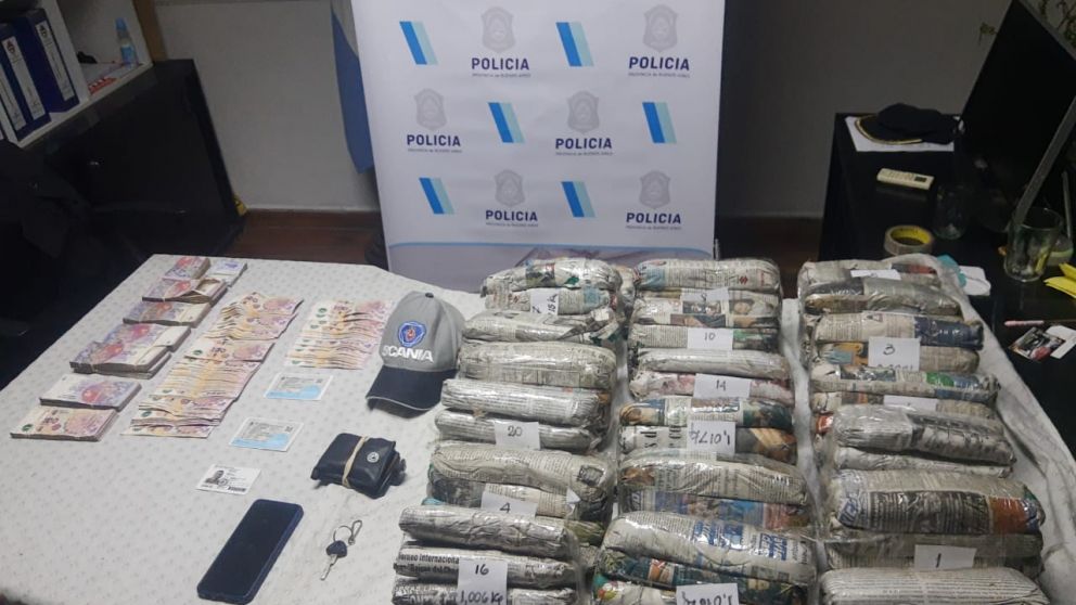 Parte del cargamento de hojas de coca que fue incautado en poder del camionero.