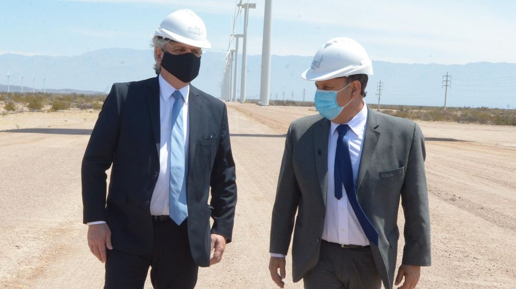 Alberto Fernández visitó un parque eólico junto al gobernador riojano, Ricardo Quintela.