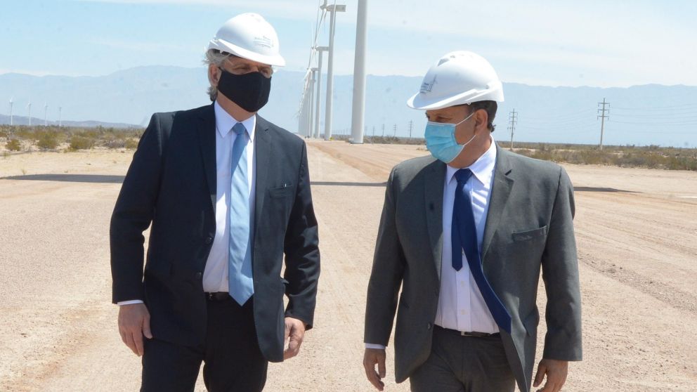Alberto Fernández visitó un parque eólico junto al gobernador riojano, Ricardo Quintela.