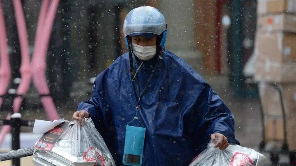 Expertos afirman que la humedad hace a los tapabocas porosos y menos eficiente en la filtración de bacterias.(Reuters)