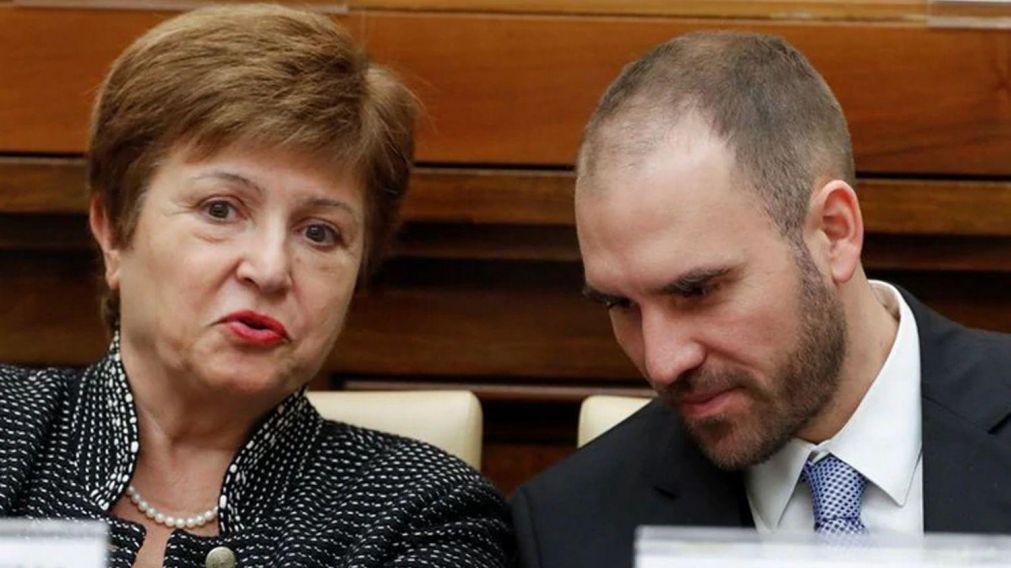 La la directora del Hemisferio Occidental del FMI, Julie Kozack, junto con el ministro de Economía, Martín Guzmán.