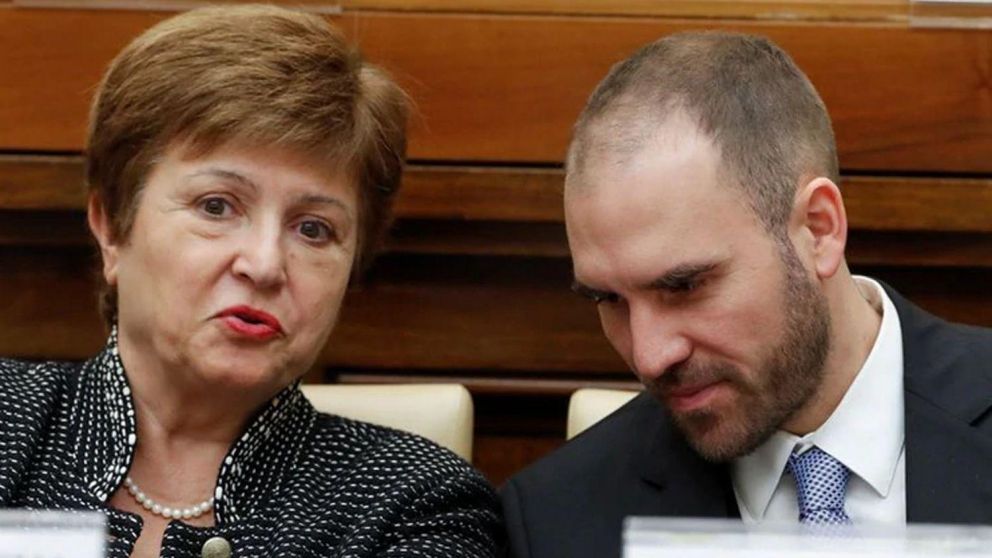 La la directora del Hemisferio Occidental del FMI, Julie Kozack, junto con el ministro de Economía, Martín Guzmán.