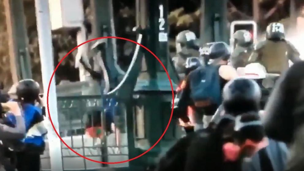 Hay un efectivo detenido por empujar a un adolescente de un puente en Chile (Captura).