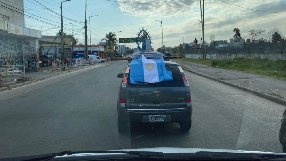 Algunos fieles se animaron a peregrinar en auto.