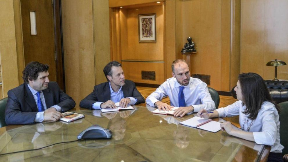 El ministro de Economía, Martín Guzmán, junto a la delegación del FMI, en febrero.